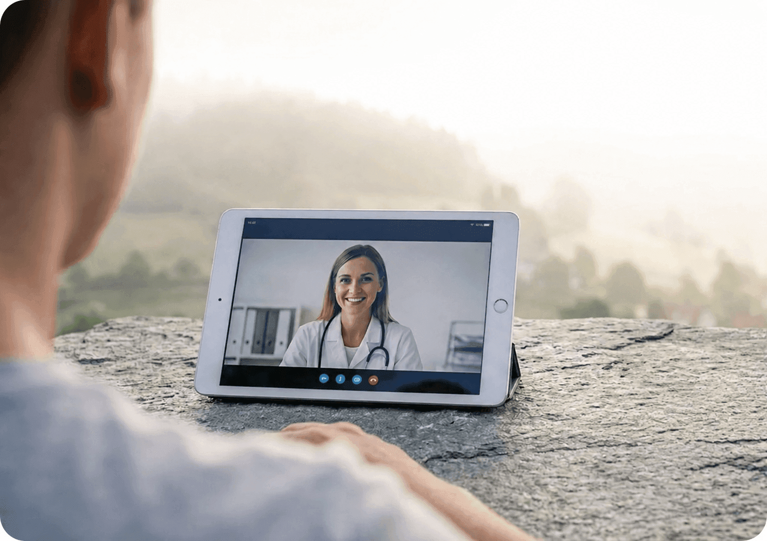 Eine Person spricht mit einer Ärztin über Videotelefonie auf einem Tablet